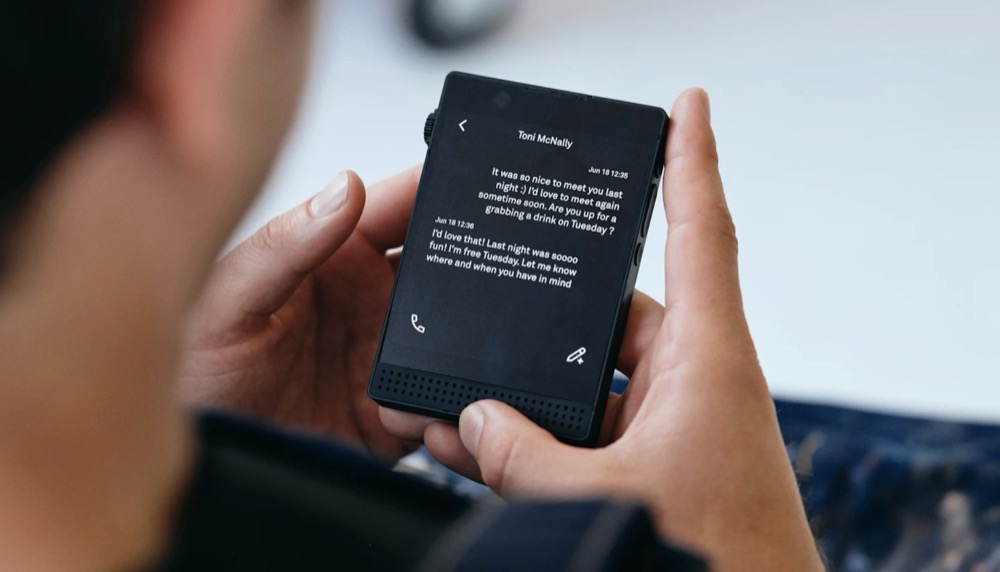 Light Phone 3 text messages